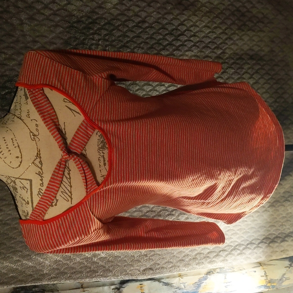 3/4 Sleeve shirt. Criss Cross back - Picture 4 of 4